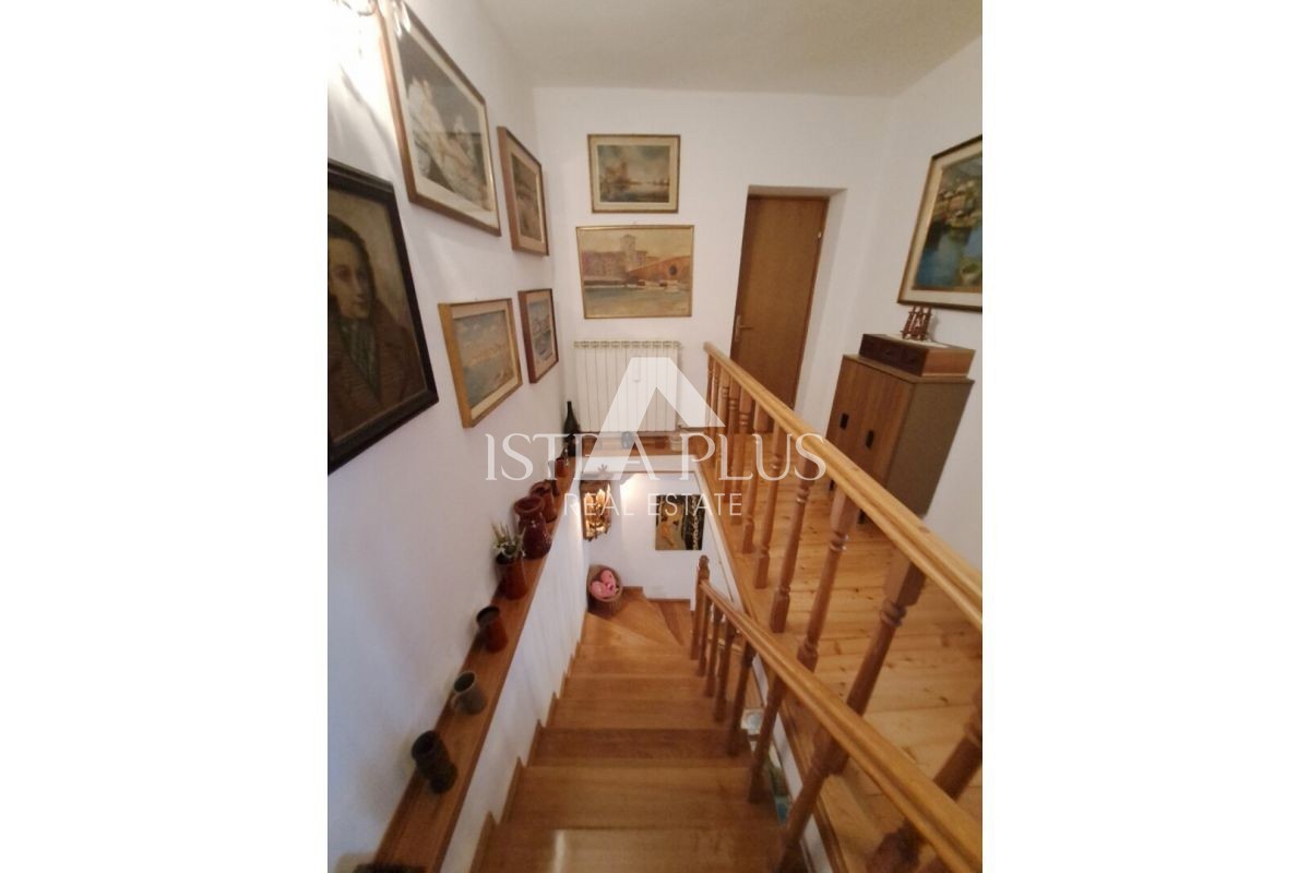 Istra, območje Oprtlja/Buja - Kamnita hiša na mirni lokaciji s čudovito veliko parcelo!