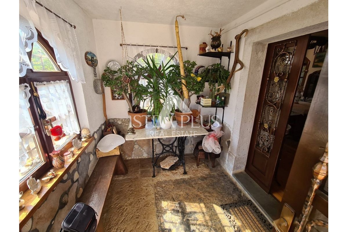 Istra, območje Oprtlja/Buja - Kamnita hiša na mirni lokaciji s čudovito veliko parcelo!