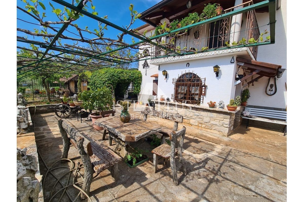 Istra, območje Oprtlja/Buja - Kamnita hiša na mirni lokaciji s čudovito veliko parcelo!