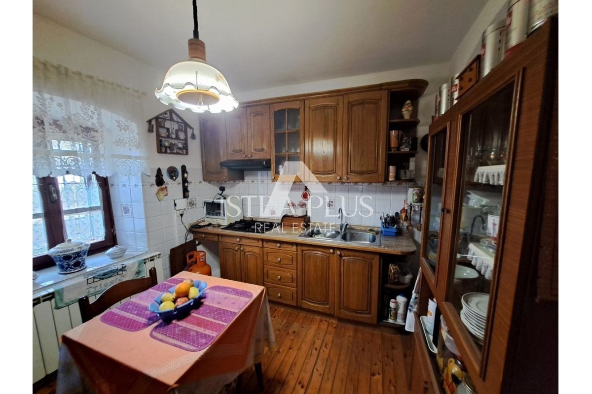 Istra, območje Oprtlja/Buja - Kamnita hiša na mirni lokaciji s čudovito veliko parcelo!