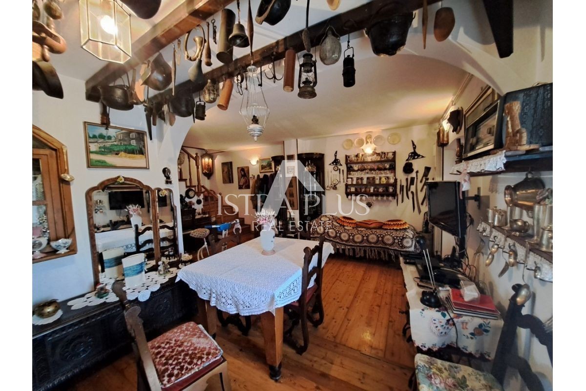 Istra, območje Oprtlja/Buja - Kamnita hiša na mirni lokaciji s čudovito veliko parcelo!