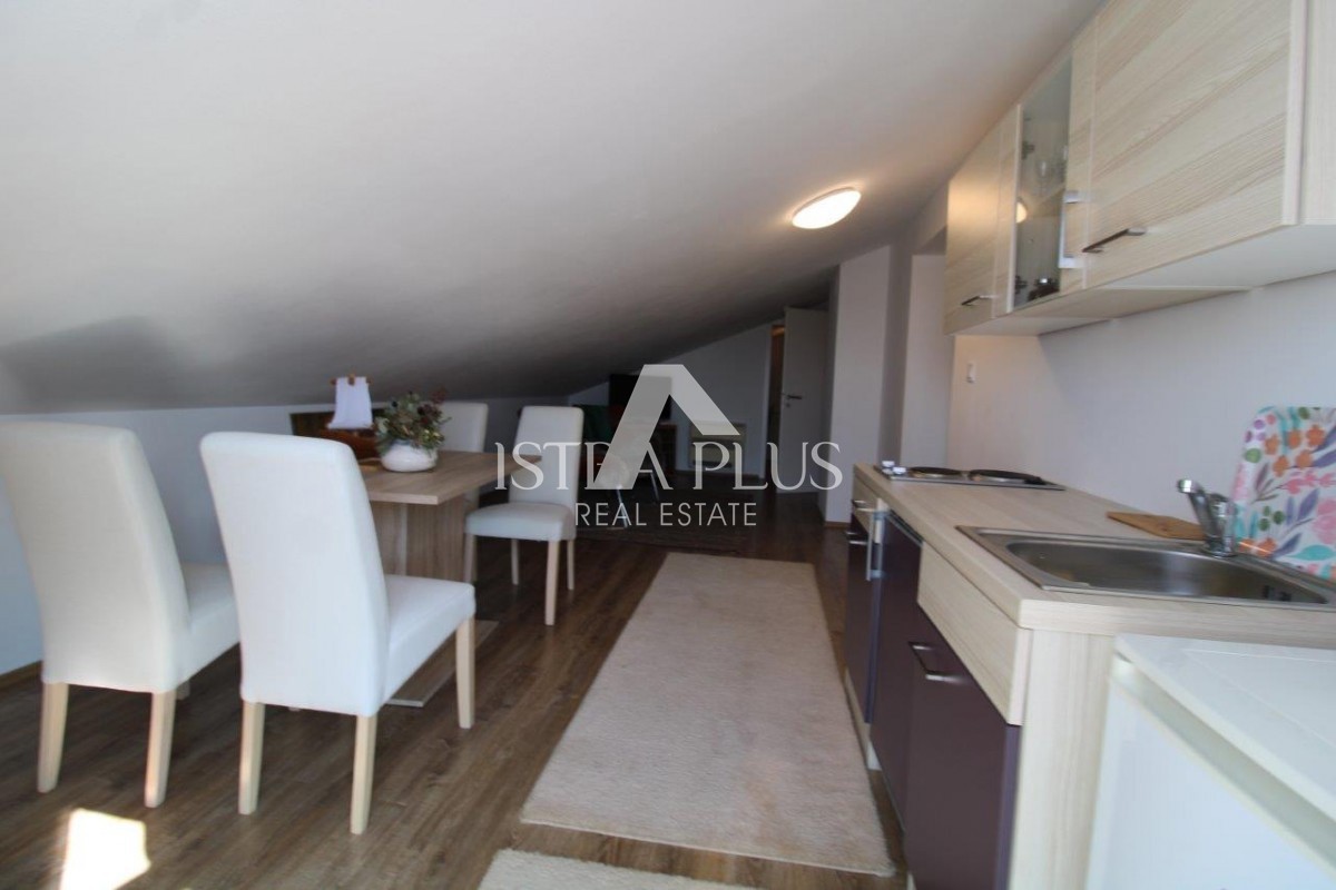 Istra, Poreč 5km - Družinska hiša, zadnja v vrsti z lepim dvoriščem + dodatno stanovanje