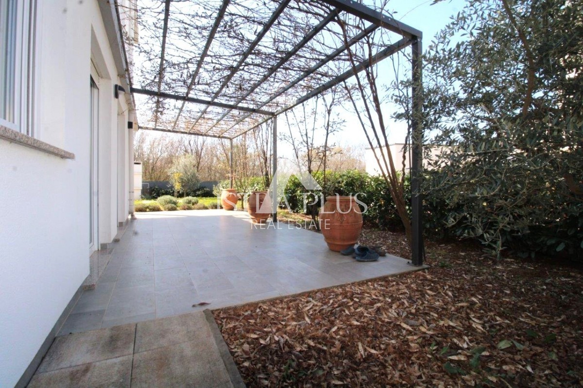 Istra, Poreč 5km - Družinska hiša, zadnja v vrsti z lepim dvoriščem + dodatno stanovanje