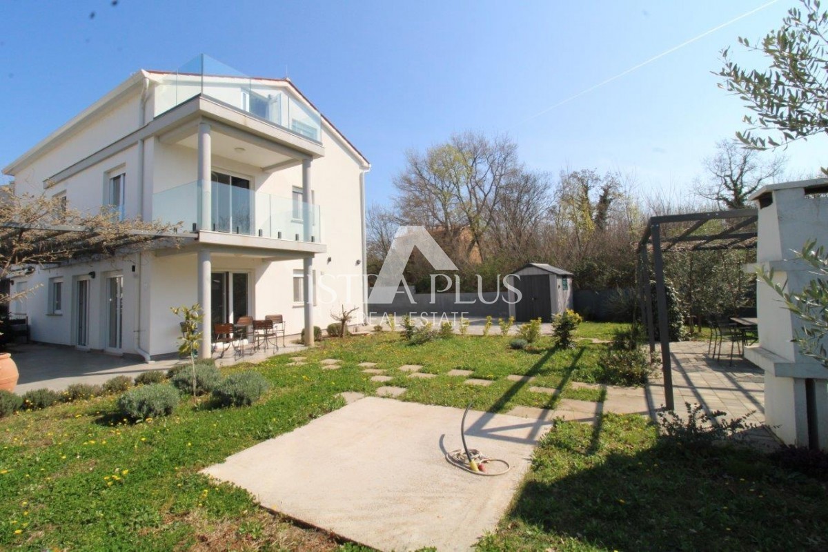 Istra, Poreč 5km - Družinska hiša, zadnja v vrsti z lepim dvoriščem + dodatno stanovanje