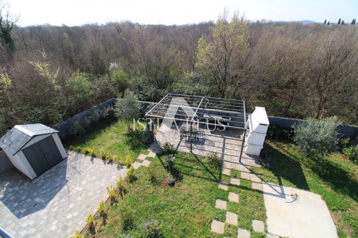 Istra, Poreč 5km - Družinska hiša, zadnja v vrsti z lepim dvoriščem + dodatno stanovanje