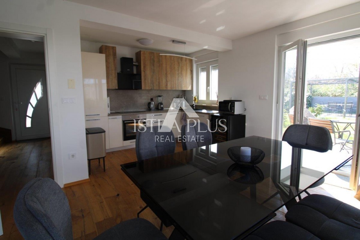 Istra, Poreč 5km - Družinska hiša, zadnja v vrsti z lepim dvoriščem + dodatno stanovanje