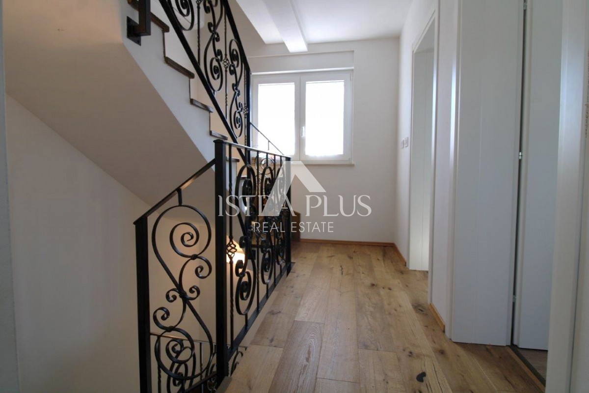 Istra, Poreč 5km - Družinska hiša, zadnja v vrsti z lepim dvoriščem + dodatno stanovanje