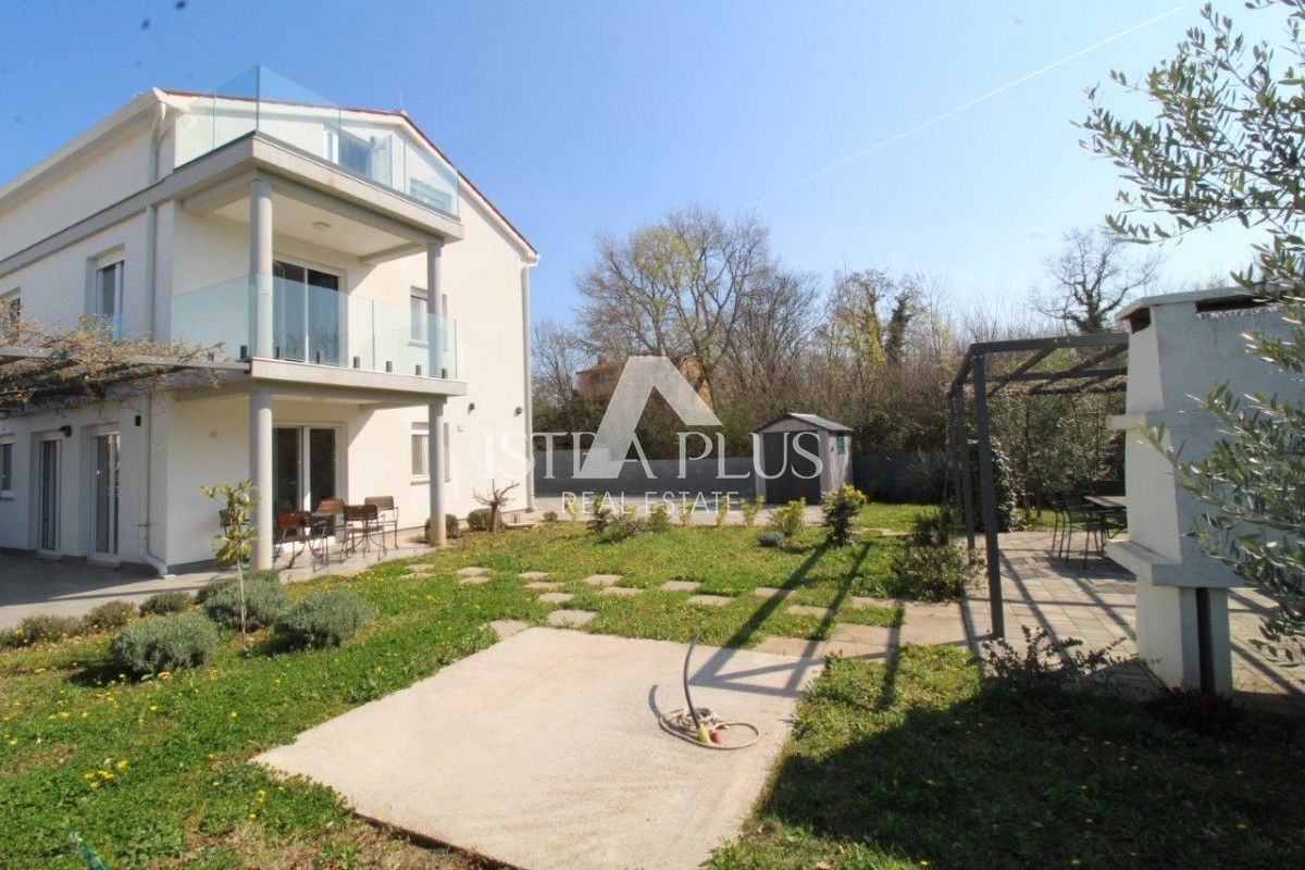 Istra, Poreč 5km - Družinska hiša, zadnja v vrsti z lepim dvoriščem + dodatno stanovanje