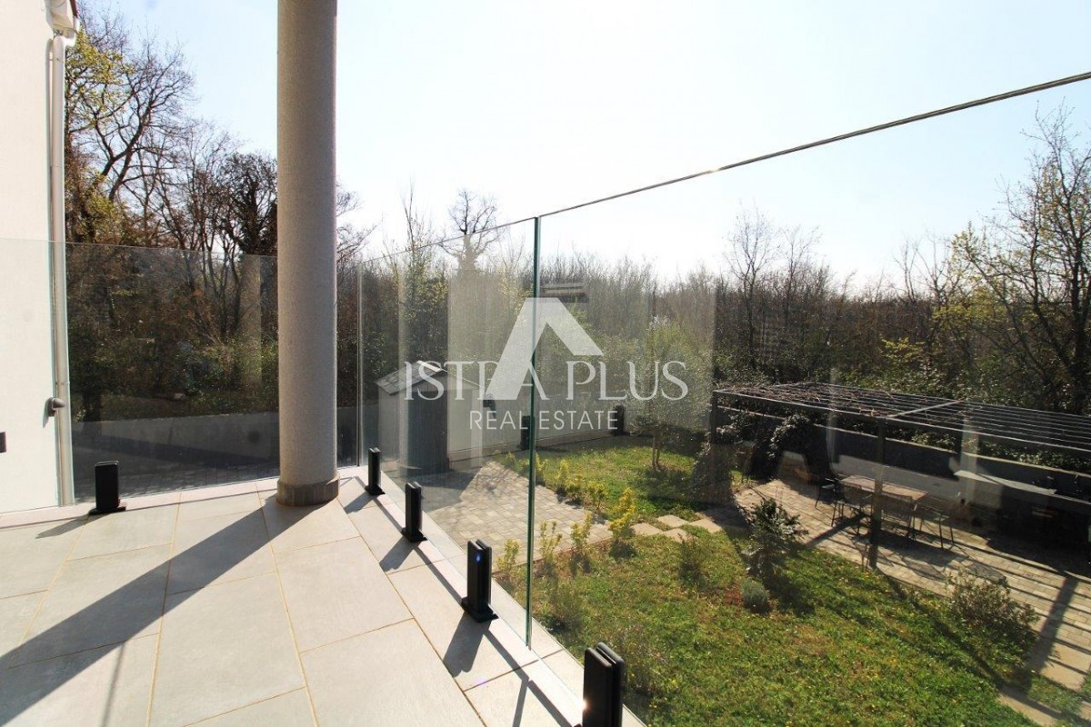 Istra, Poreč 5km - Družinska hiša, zadnja v vrsti z lepim dvoriščem + dodatno stanovanje