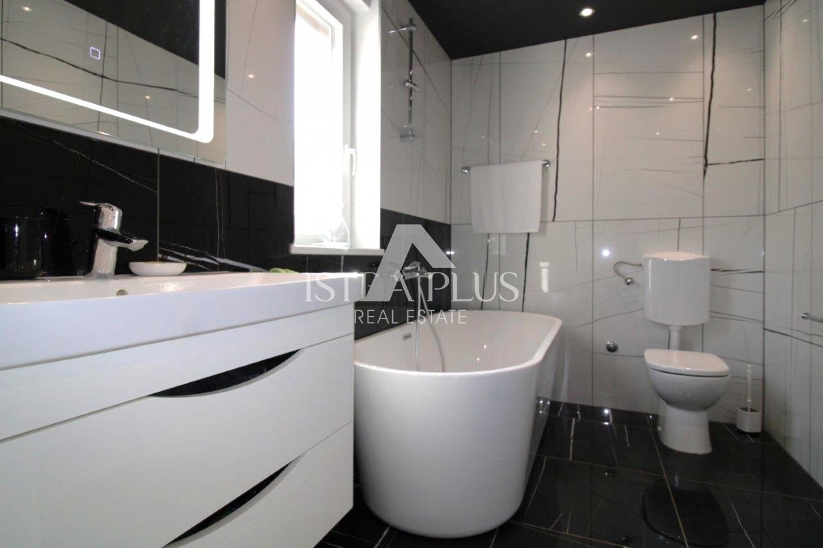 Istra, Poreč 5km - Družinska hiša, zadnja v vrsti z lepim dvoriščem + dodatno stanovanje