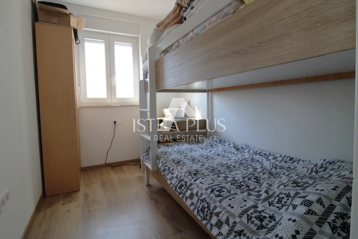 Istra, Poreč 5km - Družinska hiša, zadnja v vrsti z lepim dvoriščem + dodatno stanovanje