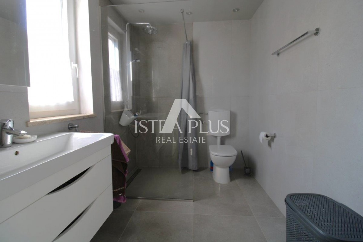 Istra, Poreč 5km - Družinska hiša, zadnja v vrsti z lepim dvoriščem + dodatno stanovanje