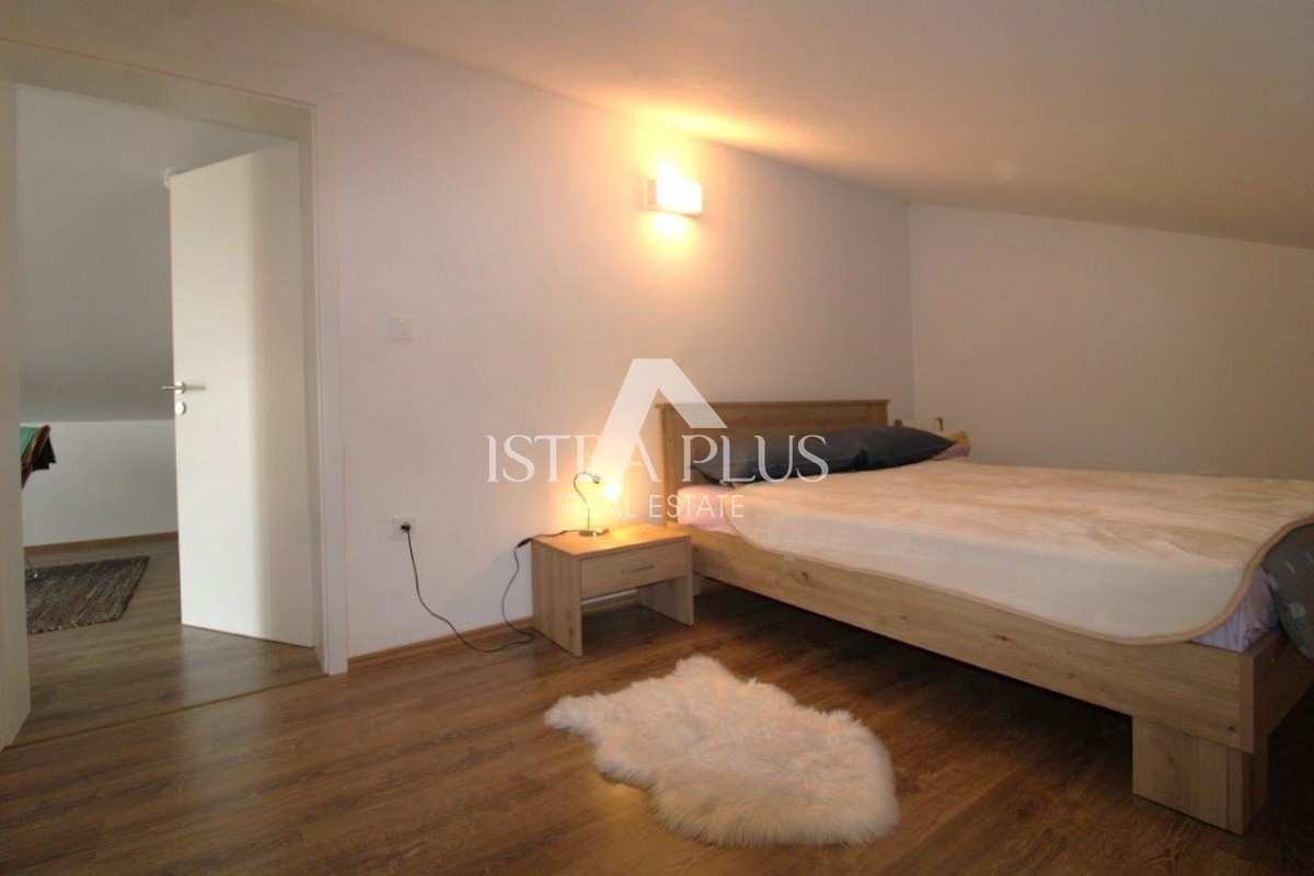 Istra, Poreč 5km - Družinska hiša, zadnja v vrsti z lepim dvoriščem + dodatno stanovanje