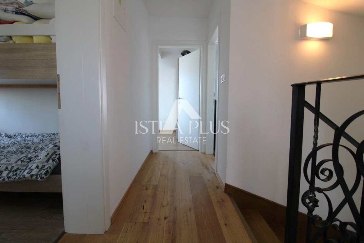 Istra, Poreč 5km - Družinska hiša, zadnja v vrsti z lepim dvoriščem + dodatno stanovanje