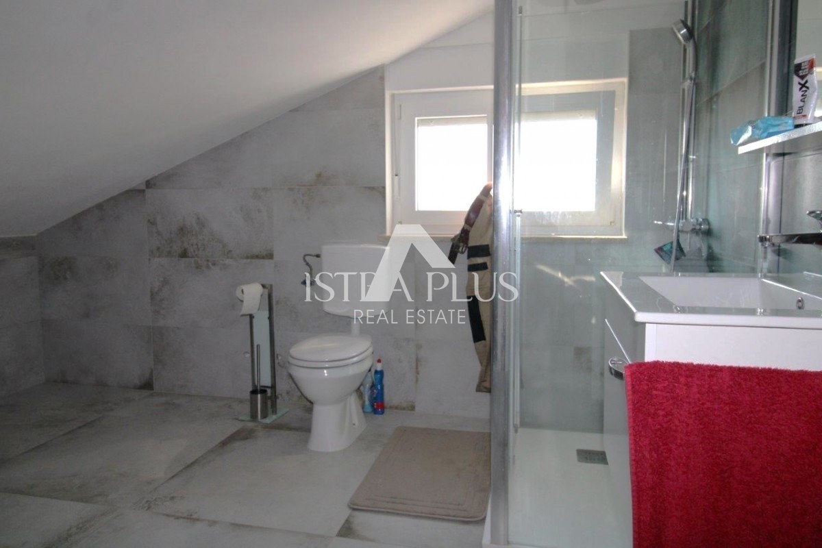 Istra, Poreč 5km - Družinska hiša, zadnja v vrsti z lepim dvoriščem + dodatno stanovanje