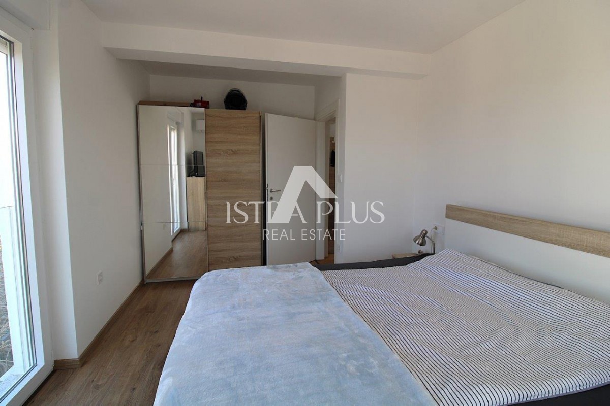 Istra, Poreč 5km - Družinska hiša, zadnja v vrsti z lepim dvoriščem + dodatno stanovanje