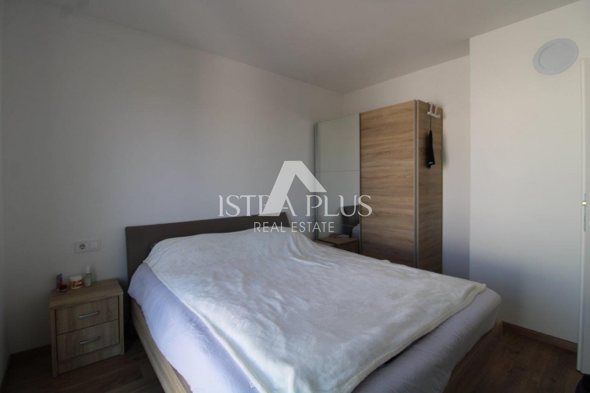 Istra, Poreč 5km - Družinska hiša, zadnja v vrsti z lepim dvoriščem + dodatno stanovanje