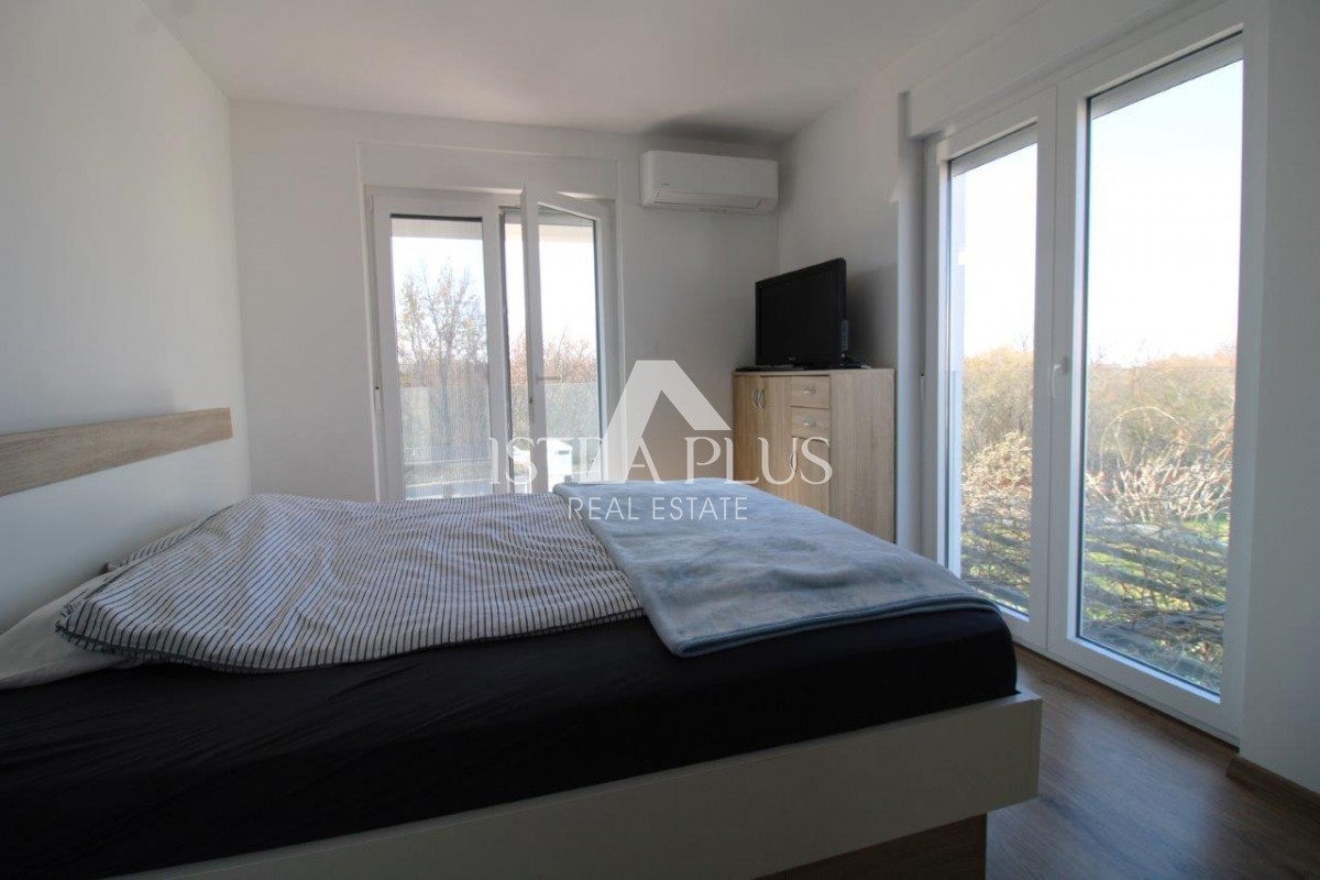 Istra, Poreč 5km - Družinska hiša, zadnja v vrsti z lepim dvoriščem + dodatno stanovanje