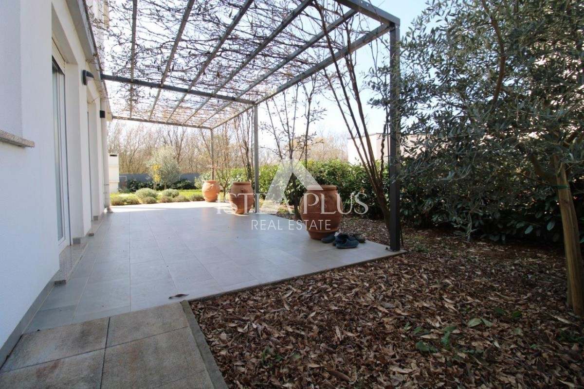 Istra, Poreč 5km - Družinska hiša, zadnja v vrsti z lepim dvoriščem + dodatno stanovanje