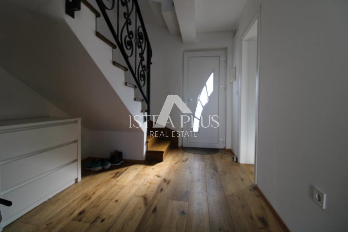 Istra, Poreč 5km - Družinska hiša, zadnja v vrsti z lepim dvoriščem + dodatno stanovanje