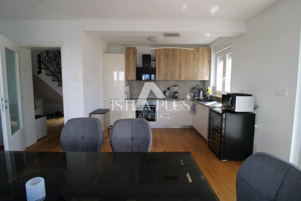 Istra, Poreč 5km - Družinska hiša, zadnja v vrsti z lepim dvoriščem + dodatno stanovanje