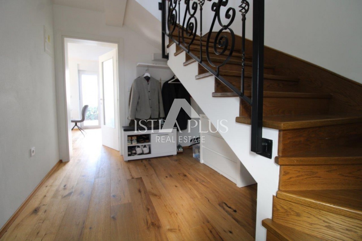 Istra, Poreč 5km - Družinska hiša, zadnja v vrsti z lepim dvoriščem + dodatno stanovanje