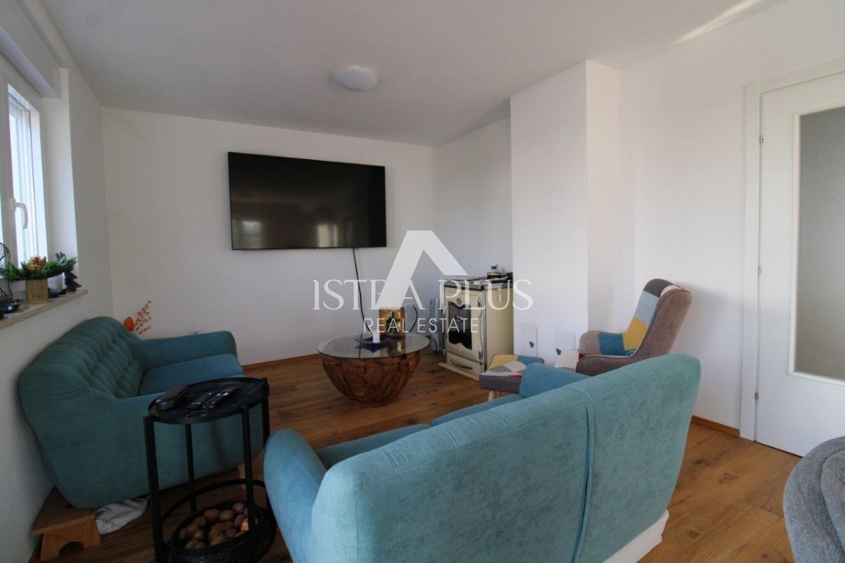 Istra, Poreč 5km - Družinska hiša, zadnja v vrsti z lepim dvoriščem + dodatno stanovanje