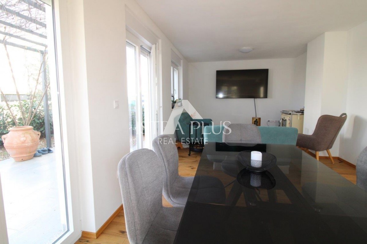 Istra, Poreč 5km - Družinska hiša, zadnja v vrsti z lepim dvoriščem + dodatno stanovanje