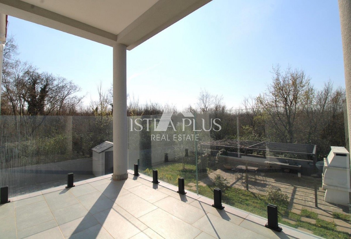 Istra, Poreč 5km - Družinska hiša, zadnja v vrsti z lepim dvoriščem + dodatno stanovanje