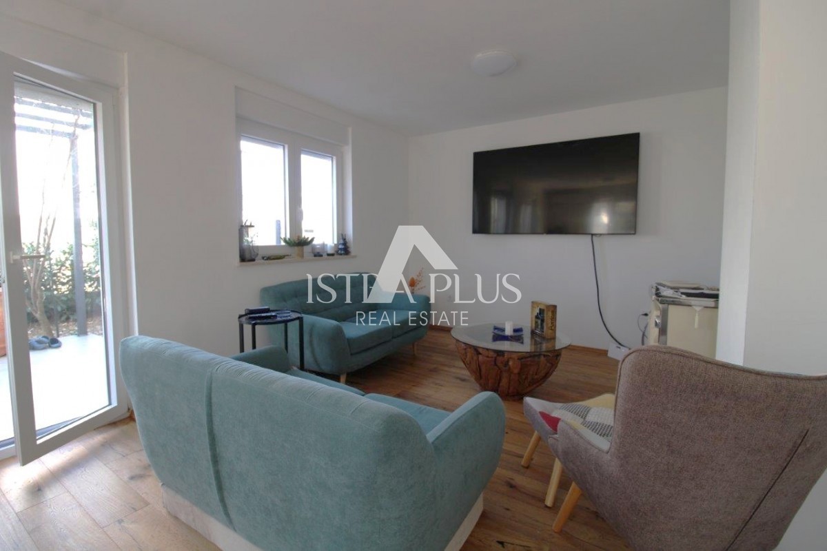 Istra, Poreč 5km - Družinska hiša, zadnja v vrsti z lepim dvoriščem + dodatno stanovanje