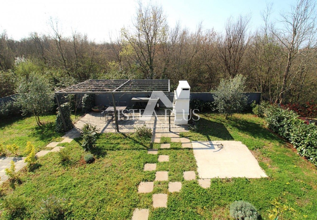 Istra, Poreč 5km - Družinska hiša, zadnja v vrsti z lepim dvoriščem + dodatno stanovanje