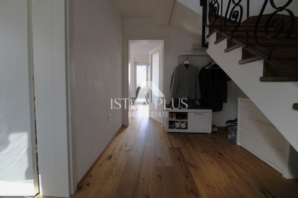 Istra, Poreč 5km - Družinska hiša, zadnja v vrsti z lepim dvoriščem + dodatno stanovanje