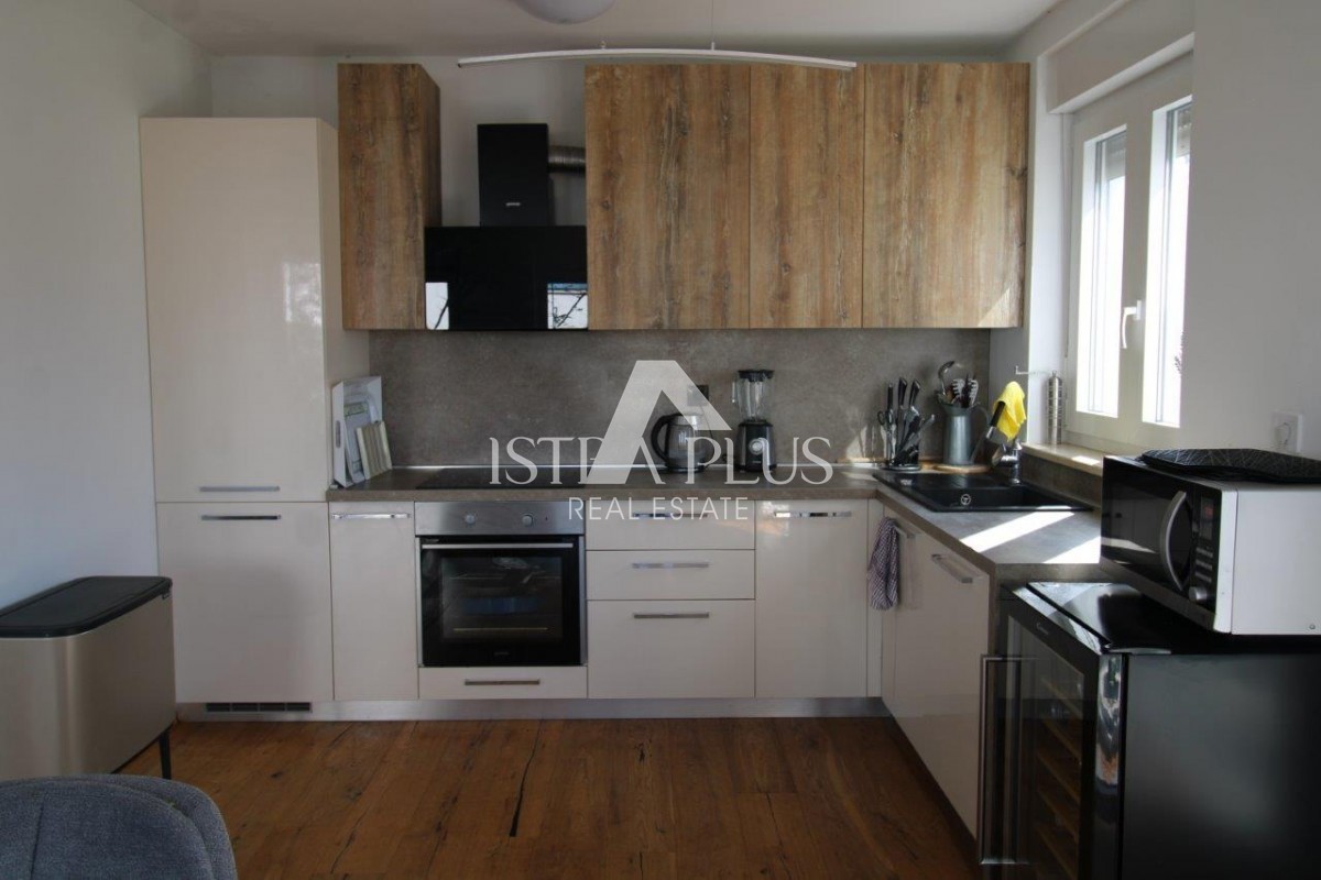 Istra, Poreč 5km - Družinska hiša, zadnja v vrsti z lepim dvoriščem + dodatno stanovanje