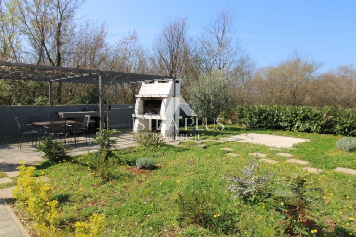 Istra, Poreč 5km - Družinska hiša, zadnja v vrsti z lepim dvoriščem + dodatno stanovanje