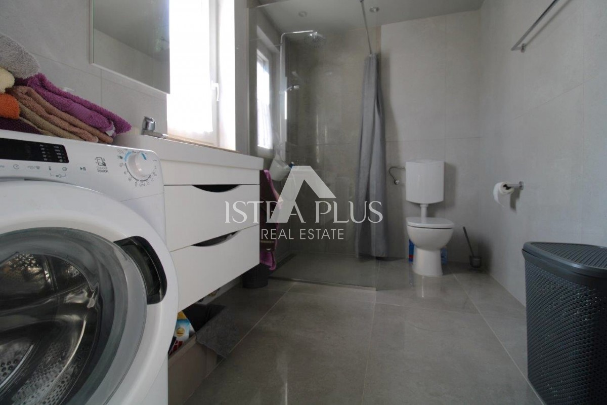 Istra, Poreč 5km - Družinska hiša, zadnja v vrsti z lepim dvoriščem + dodatno stanovanje