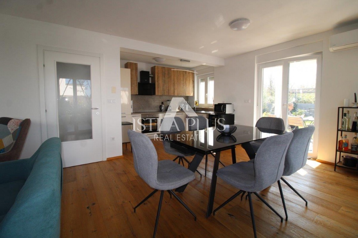 Istra, Poreč 5km - Družinska hiša, zadnja v vrsti z lepim dvoriščem + dodatno stanovanje