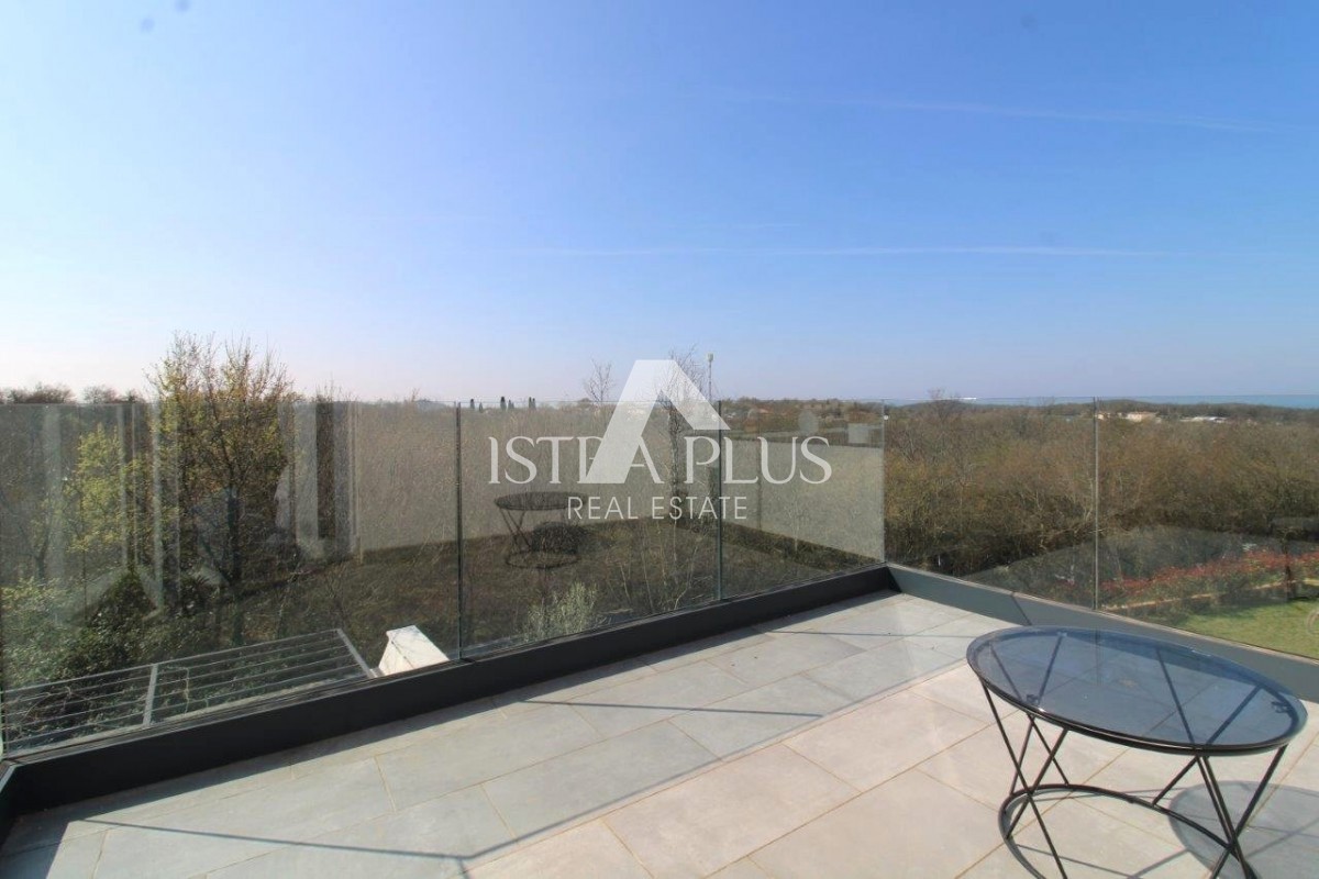 Istra, Poreč 5km - Družinska hiša, zadnja v vrsti z lepim dvoriščem + dodatno stanovanje