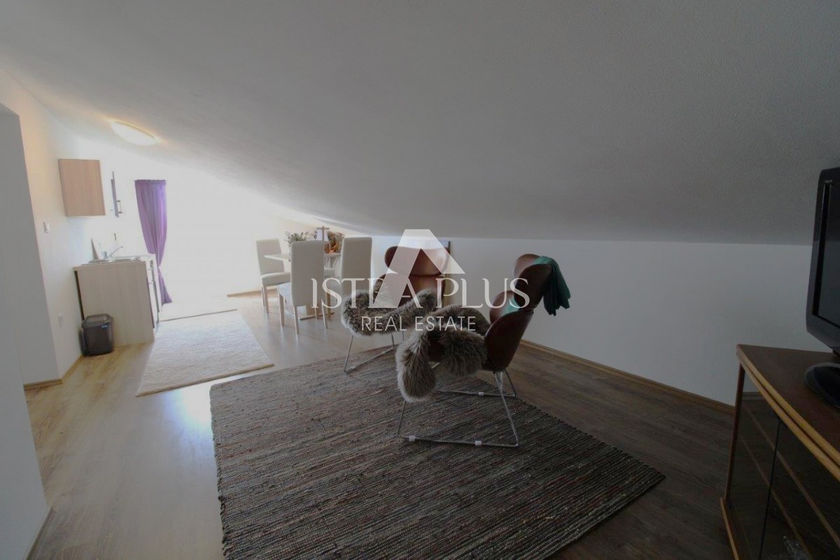 Istra, Poreč 5km - Družinska hiša, zadnja v vrsti z lepim dvoriščem + dodatno stanovanje