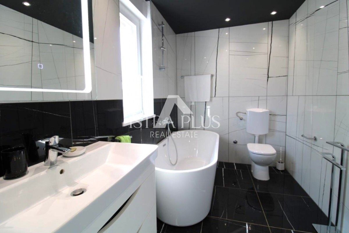 Istra, Poreč 5km - Družinska hiša, zadnja v vrsti z lepim dvoriščem + dodatno stanovanje