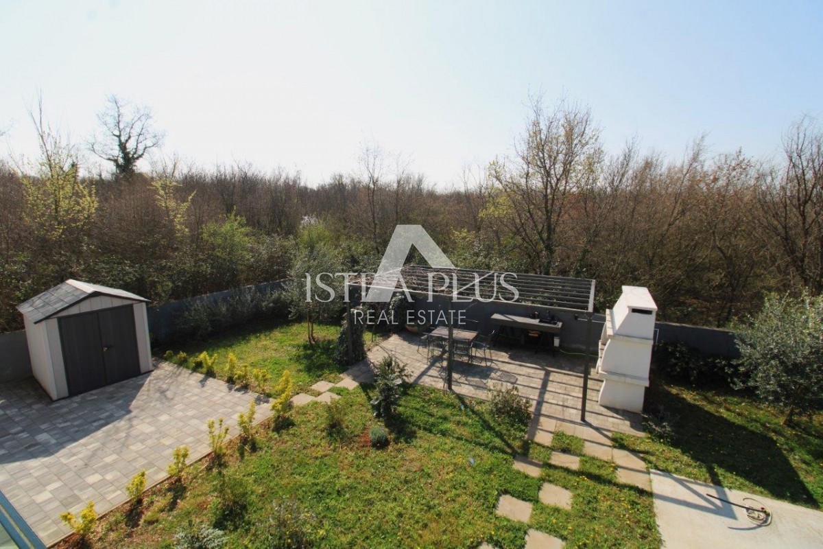 Istra, Poreč 5km - Družinska hiša, zadnja v vrsti z lepim dvoriščem + dodatno stanovanje