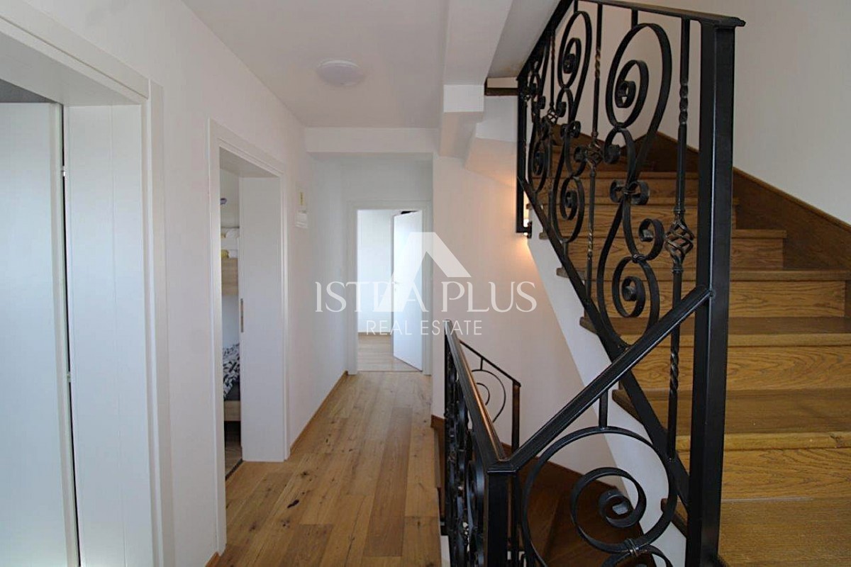 Istra, Poreč 5km - Družinska hiša, zadnja v vrsti z lepim dvoriščem + dodatno stanovanje