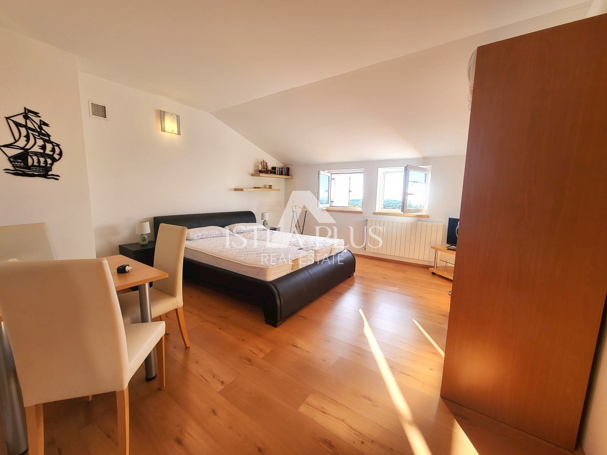 PRILOŽNOST! Lep, velik apartma z dvoriščem - panoramski pogled na morje!!
