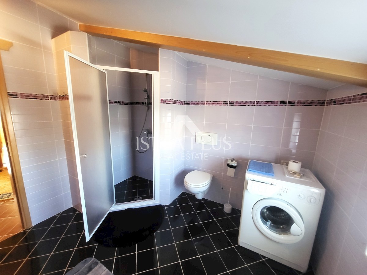 PRILOŽNOST! Lep, velik apartma z dvoriščem - panoramski pogled na morje!!