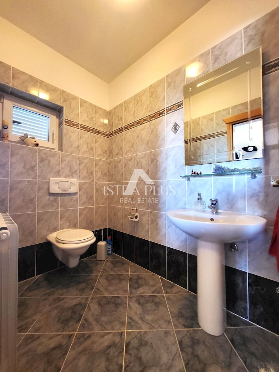 PRILOŽNOST! Lep, velik apartma z dvoriščem - panoramski pogled na morje!!