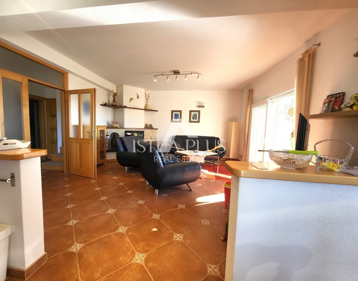 PRILOŽNOST! Lep, velik apartma z dvoriščem - panoramski pogled na morje!!