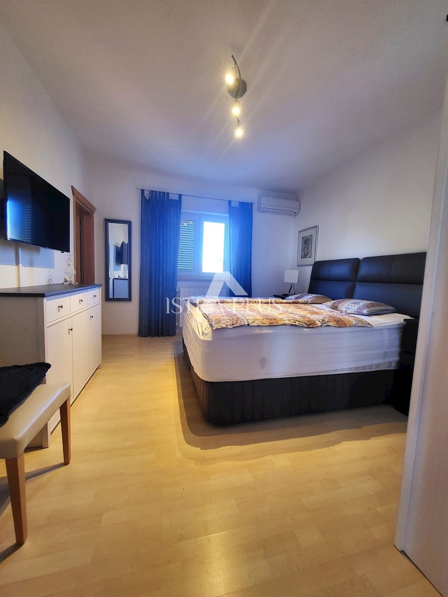 PRILOŽNOST! Lep, velik apartma z dvoriščem - panoramski pogled na morje!!