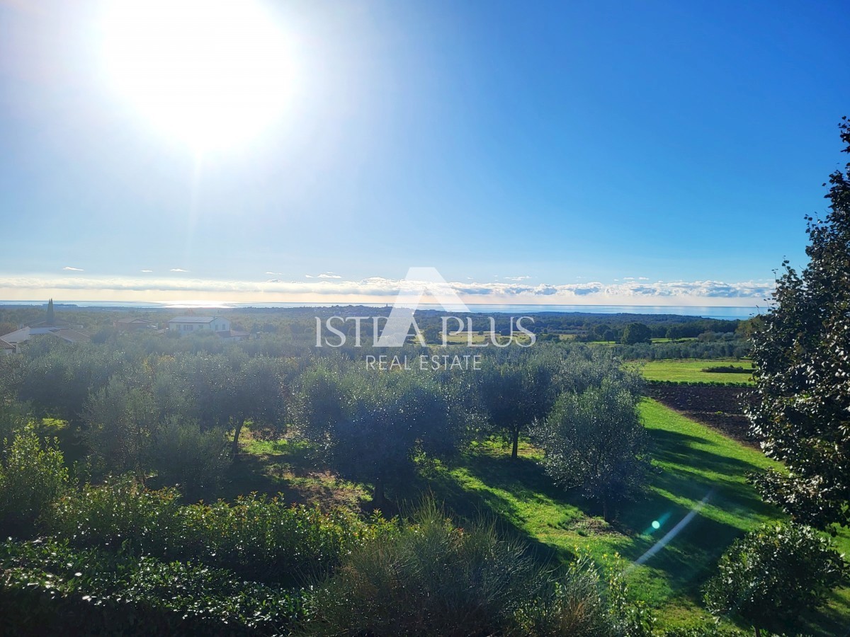 PRILOŽNOST! Lep, velik apartma z dvoriščem - panoramski pogled na morje!!