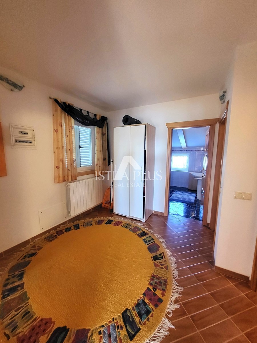 PRILOŽNOST! Lep, velik apartma z dvoriščem - panoramski pogled na morje!!