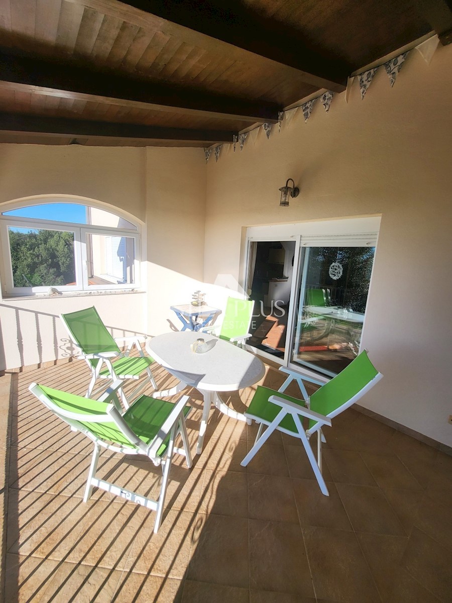 PRILOŽNOST! Lep, velik apartma z dvoriščem - panoramski pogled na morje!!