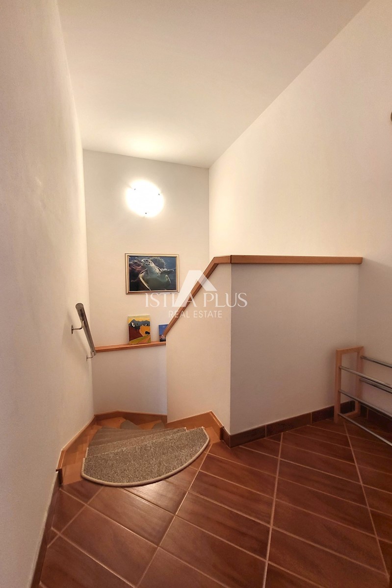 PRILOŽNOST! Lep, velik apartma z dvoriščem - panoramski pogled na morje!!